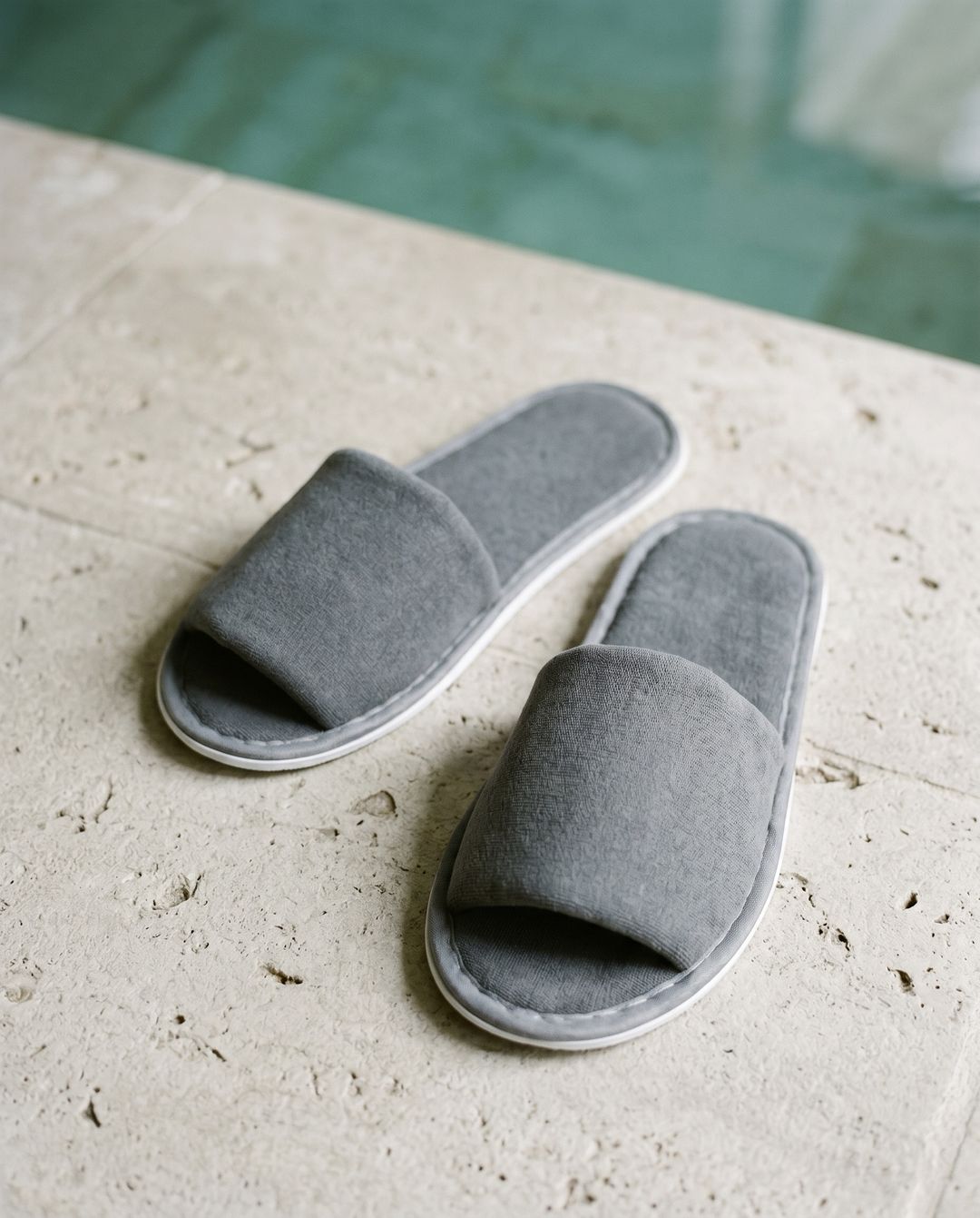 Superior Comfort, ljusgrå frottétoffla med öppen tå