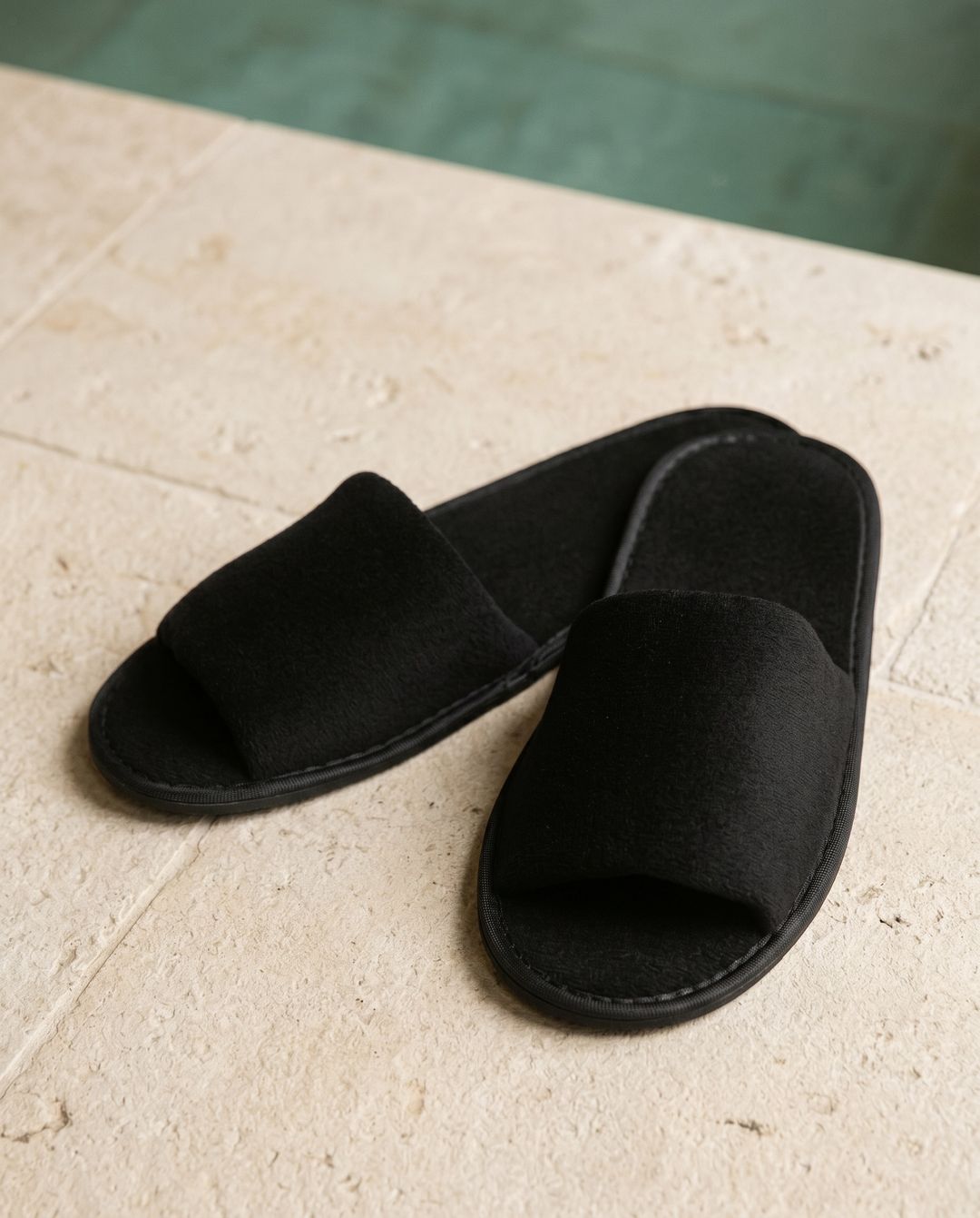 Velour comfort toffla svart, öppen tå. 29cm