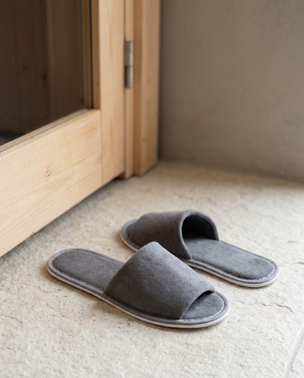 Superior Comfort, ljusgrå frottétoffla med öppen tå