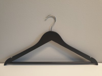 Svart trägalge med stång. Jack på toppen och kromad krok.