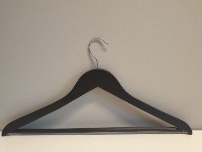 Svart trägalge med stång och kromad krok.